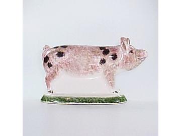 Mittelgroßes Schweinchen stehend schwarz gefleckt Original englische Rye-Keramik