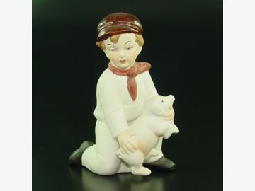 Sitzender Junge mit Schwein Porzellan, 11 cm